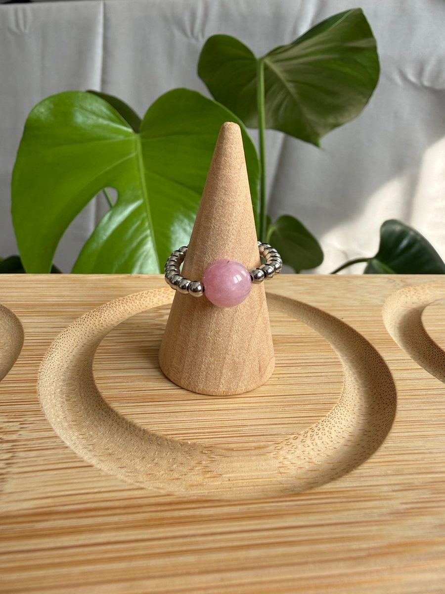 Anello in pietre dure da 8 mm con distanziatori in acciaio inox 316L da 3 mm, scatto 2