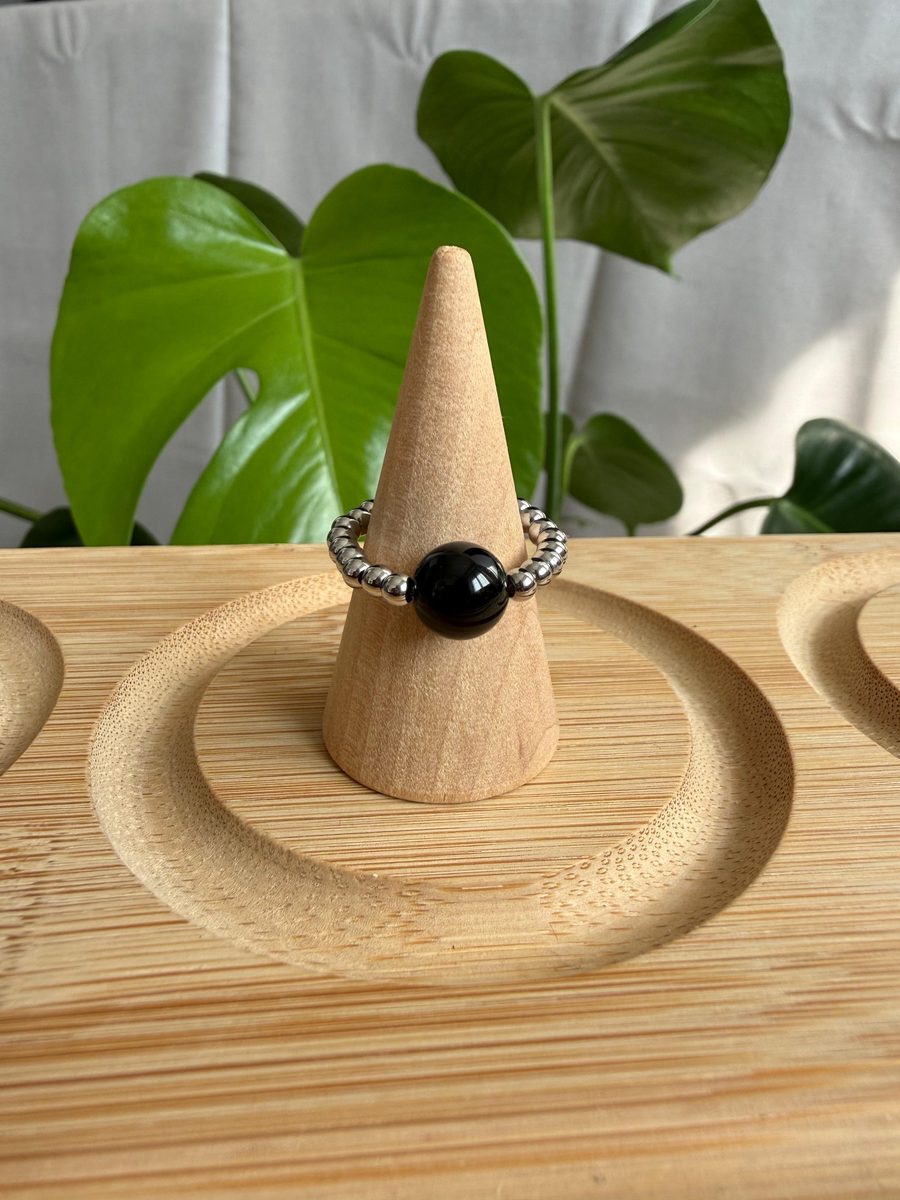 Anello in pietre dure da 8 mm con distanziatori in acciaio inox 316L da 3 mm, scatto 3