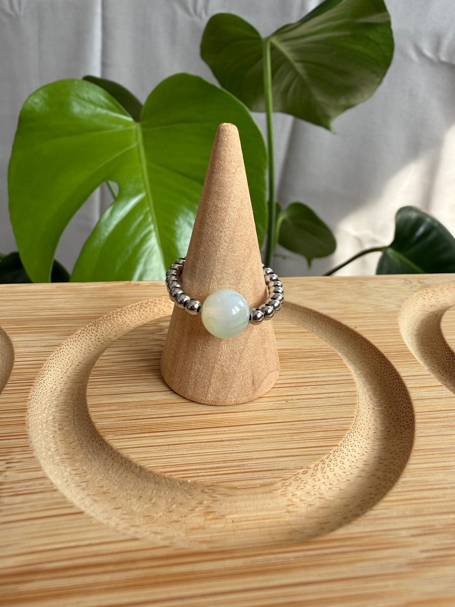 Anello in pietre dure da 8 mm con distanziatori in acciaio inox 316L da 3 mm, scatto 5