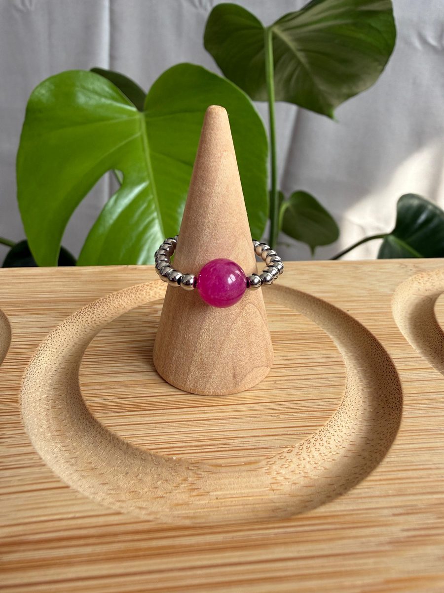 Anello in pietre dure da 8 mm con distanziatori in acciaio inox 316L da 3 mm, scatto 7