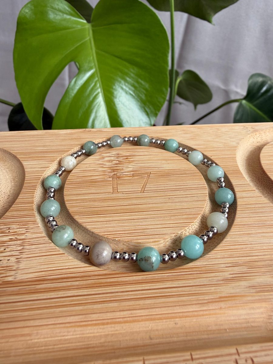 Bracciale in pietre dure da 6 mm con distanziatori in acciaio inox 316L da 3 mm, scatto 1