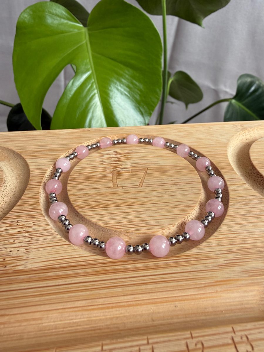 Bracciale in pietre dure da 6 mm con distanziatori in acciaio inox 316L da 3 mm, scatto 2