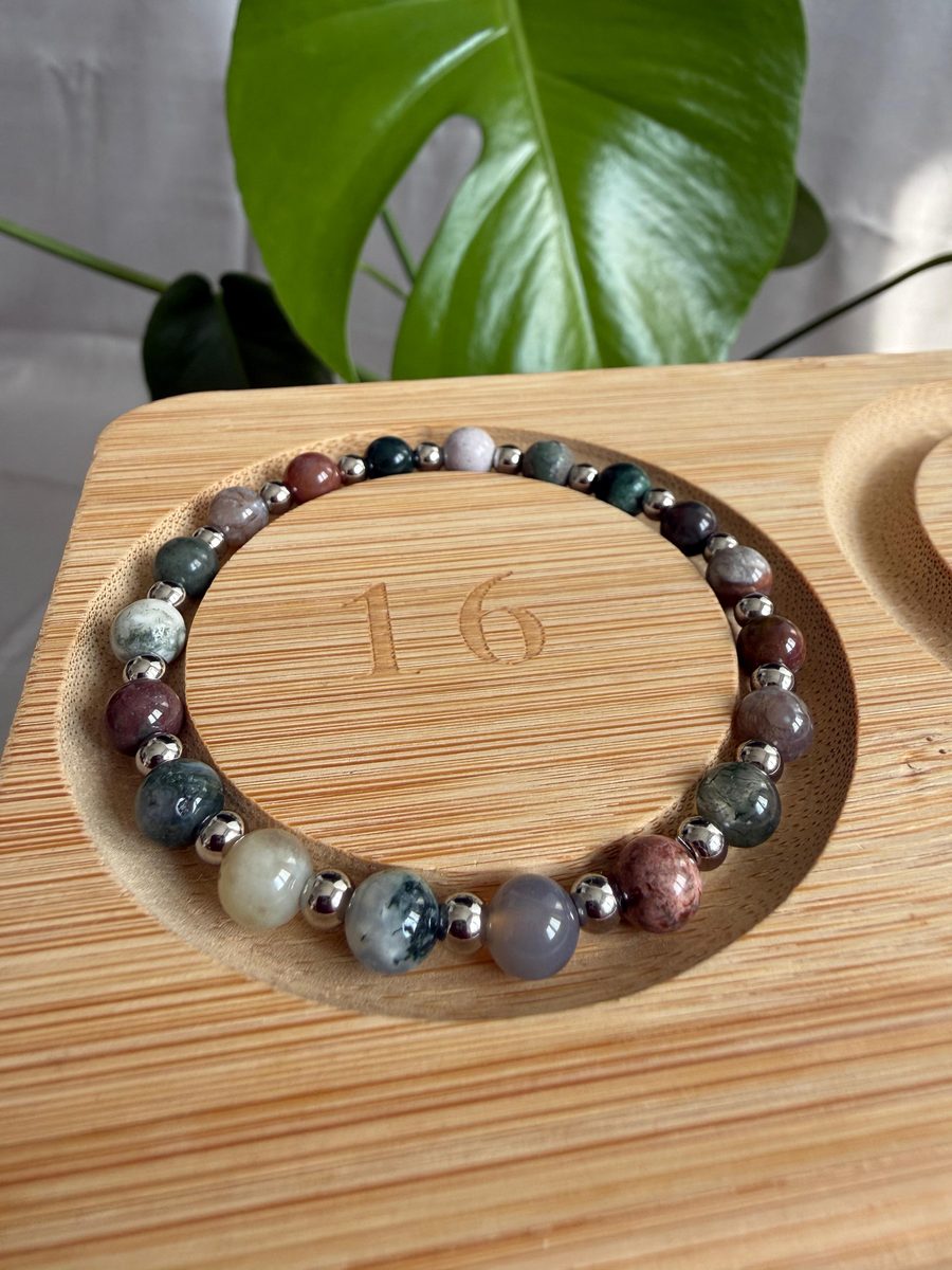 Bracciale in pietre dure da 6 mm con distanziatori in acciaio inox 316L da 4 mm, scatto 1