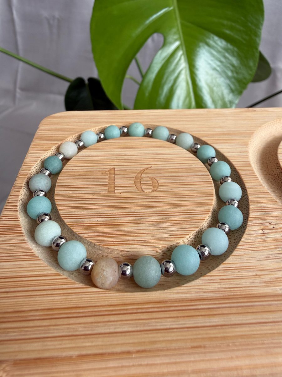 Bracciale in pietre dure da 6 mm con distanziatori in acciaio inox 316L da 4 mm, scatto 2