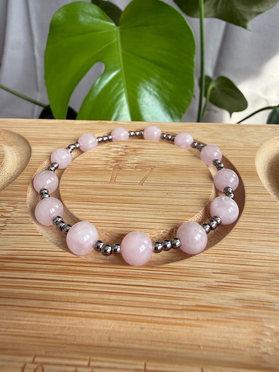 Bracciale in pietre dure da 8 mm con distanziatori in acciaio inox 316L da 3 mm, scatto 2