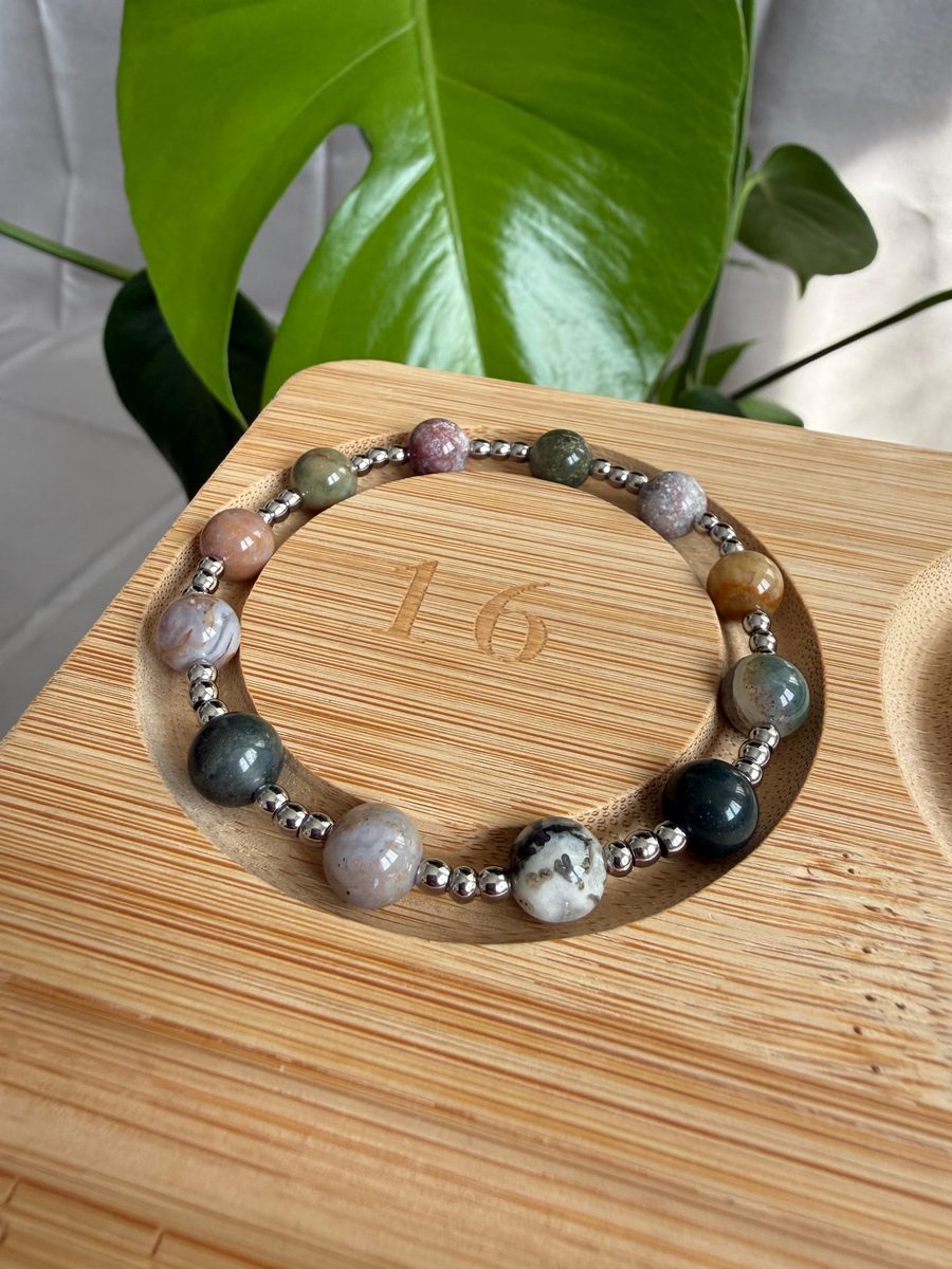 Bracciale in pietre dure da 8 mm con distanziatori in acciaio inox 316L da 3 mm, scatto 4