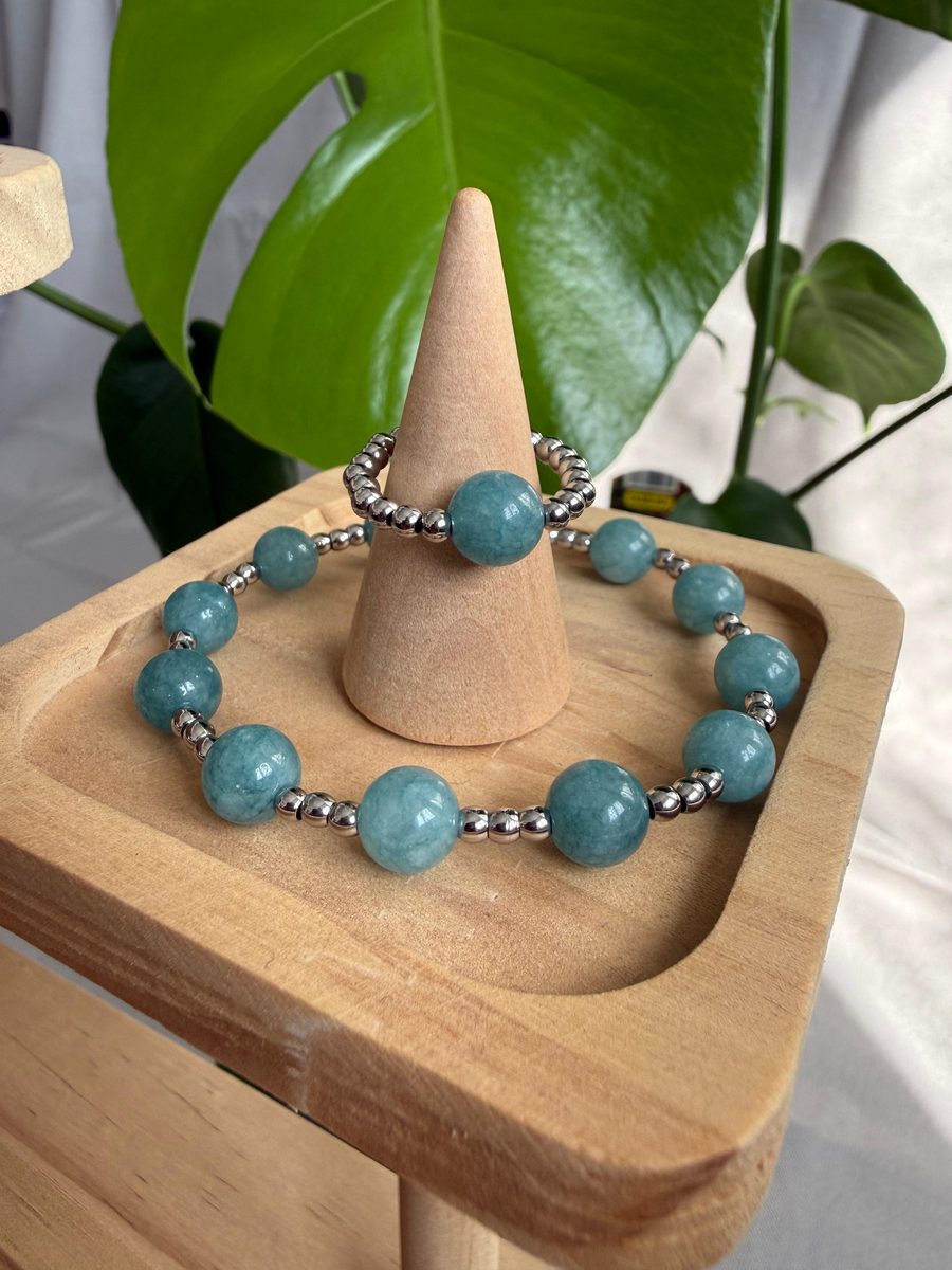 Set coordinato in pietre dure con anello e bracciale, scatto 3