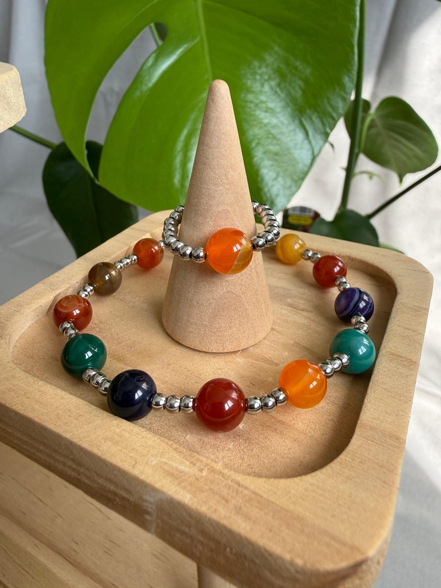 Set coordinato in pietre dure con anello e bracciale, scatto 4