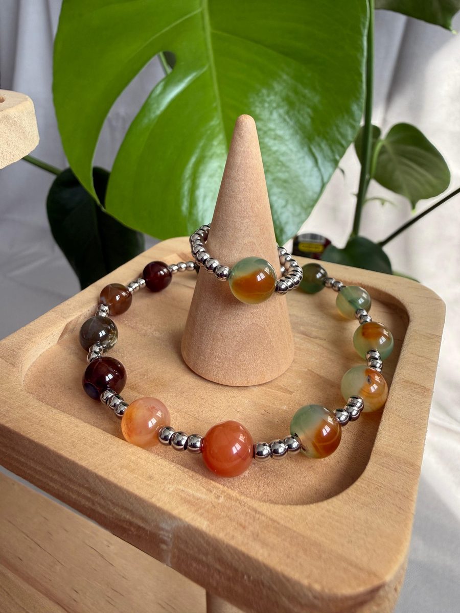 Set coordinato in pietre dure con anello e bracciale, scatto 5