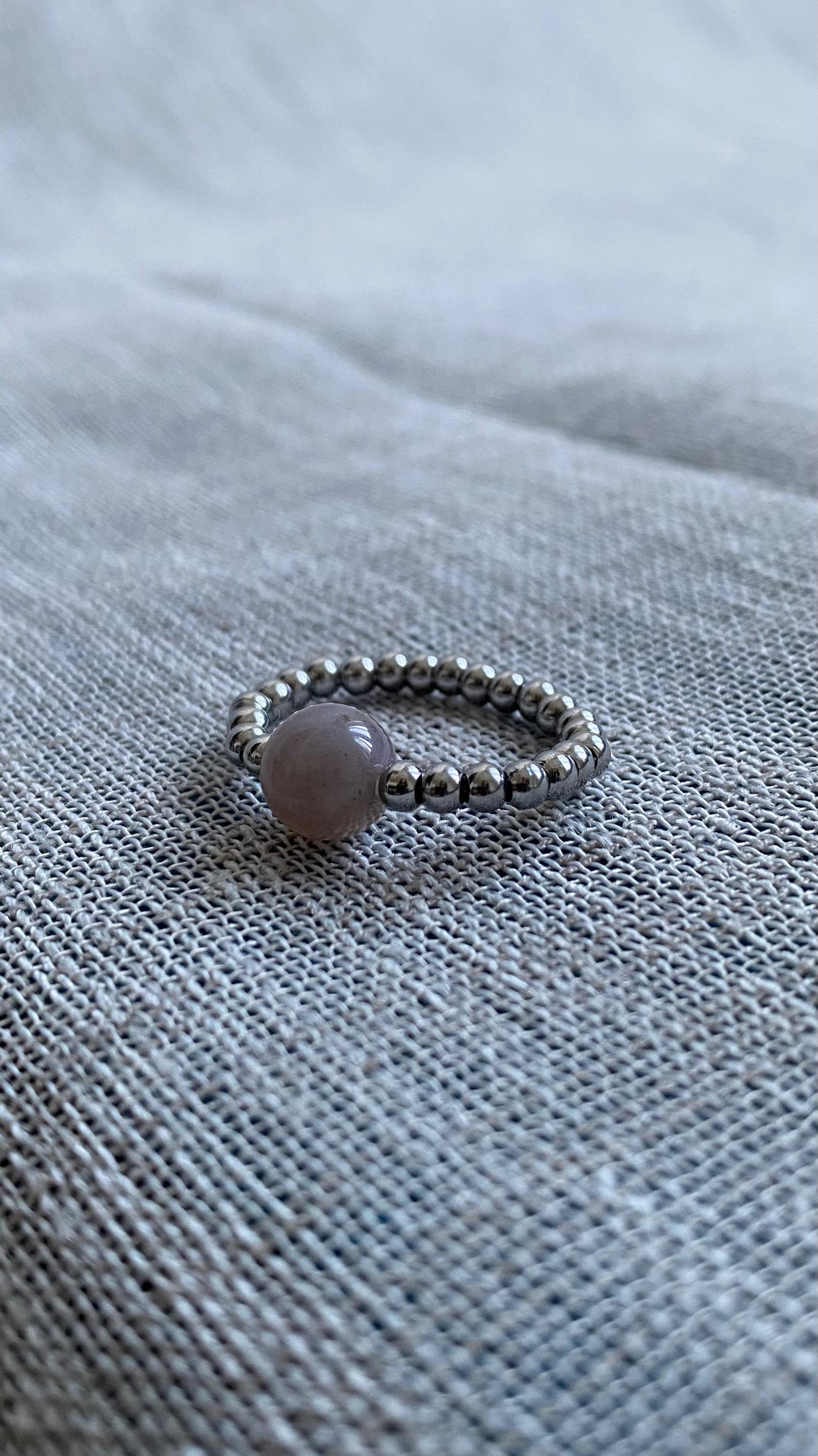 Anello fotografato in dettaglio sulla mano