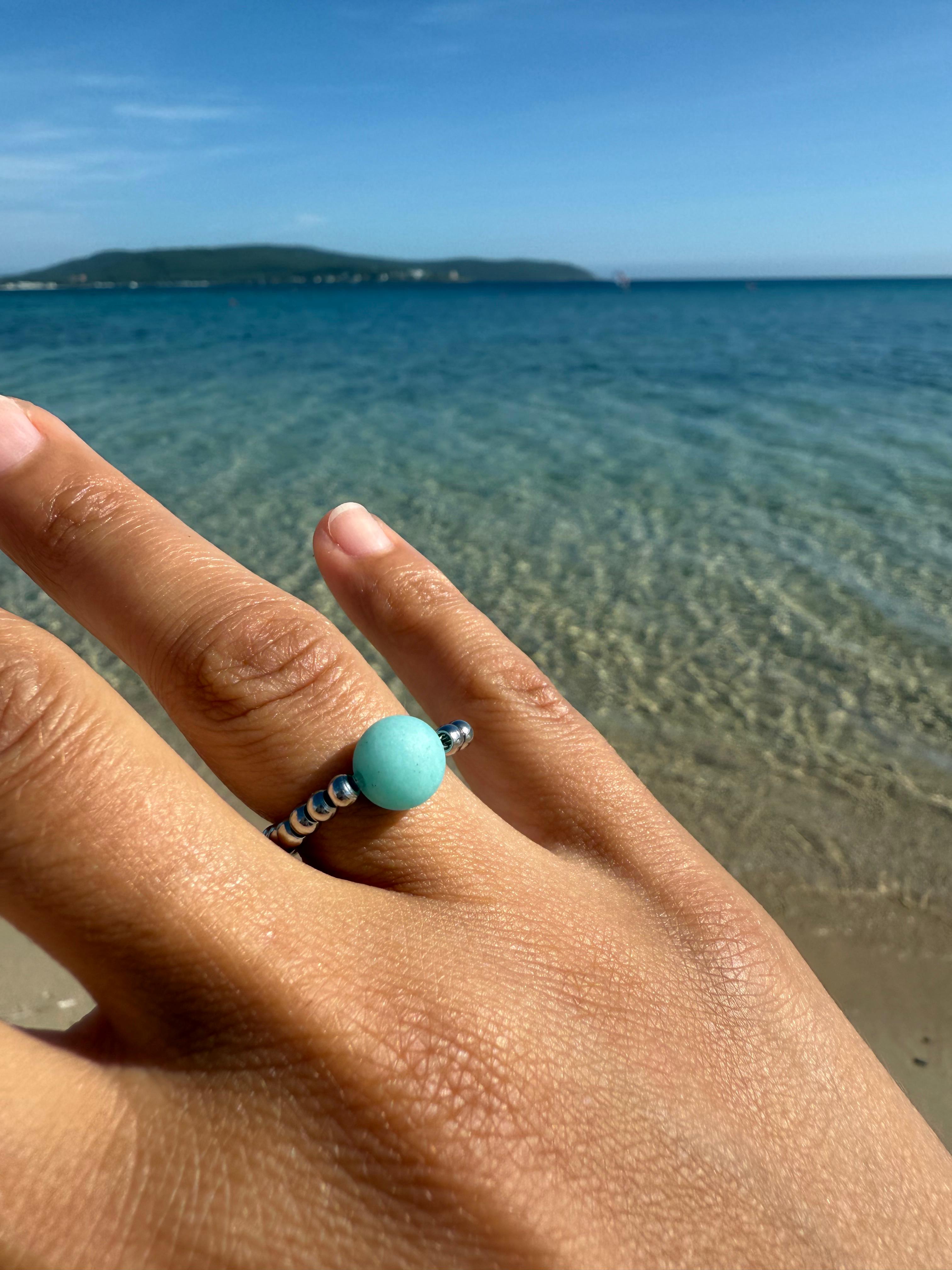 Anello fotografato in verticale con luce naturale