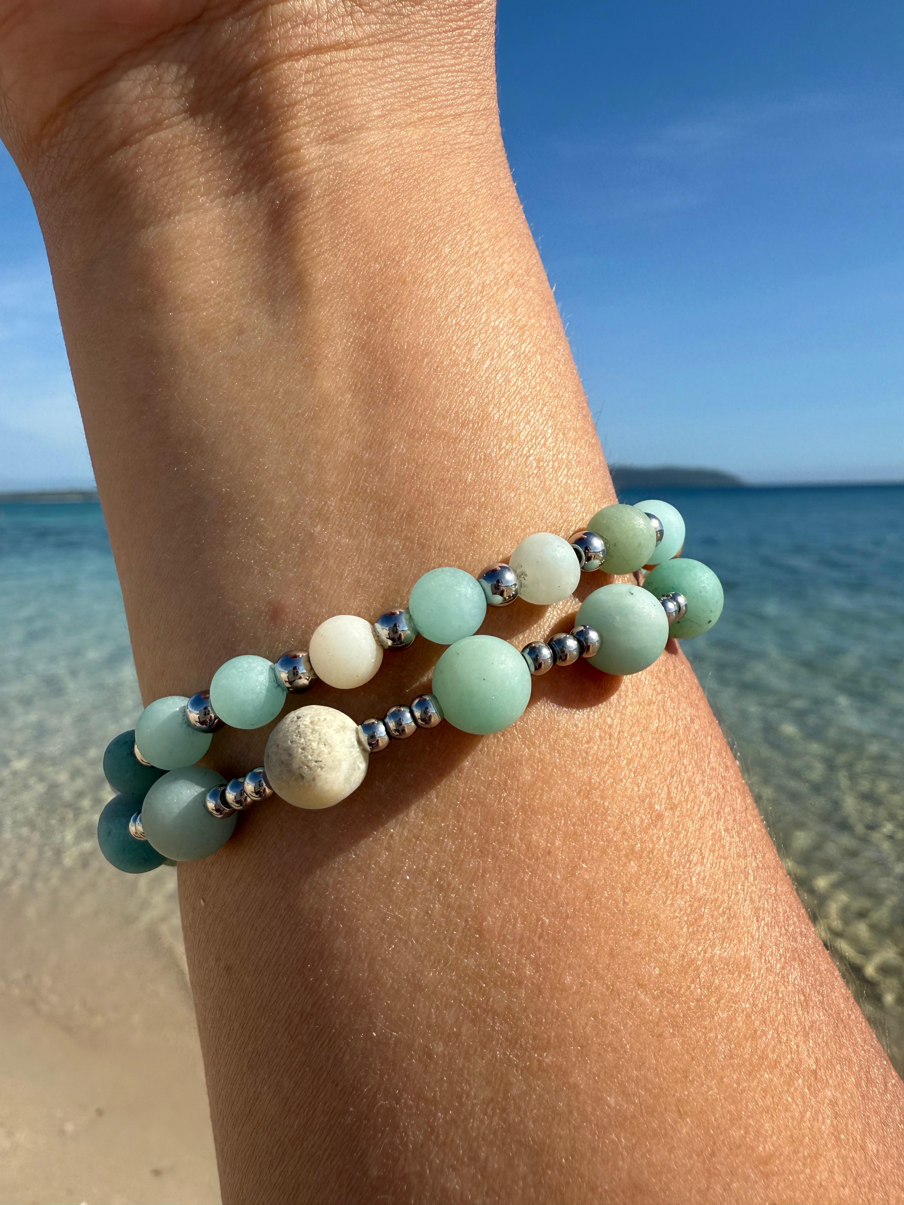 Bracciale fotografato sulla battigia