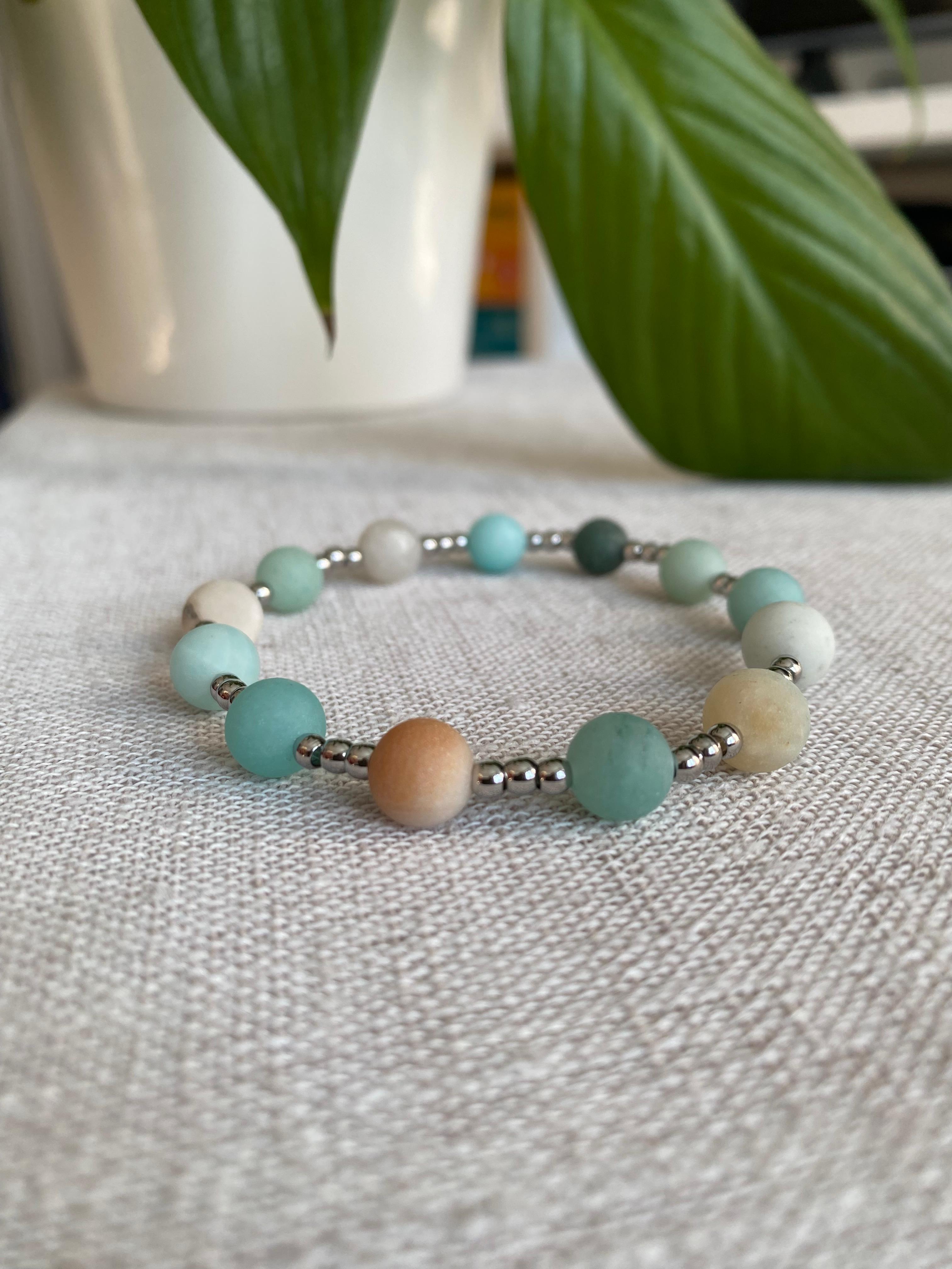 Bracciale fotografato vicino a una pianta