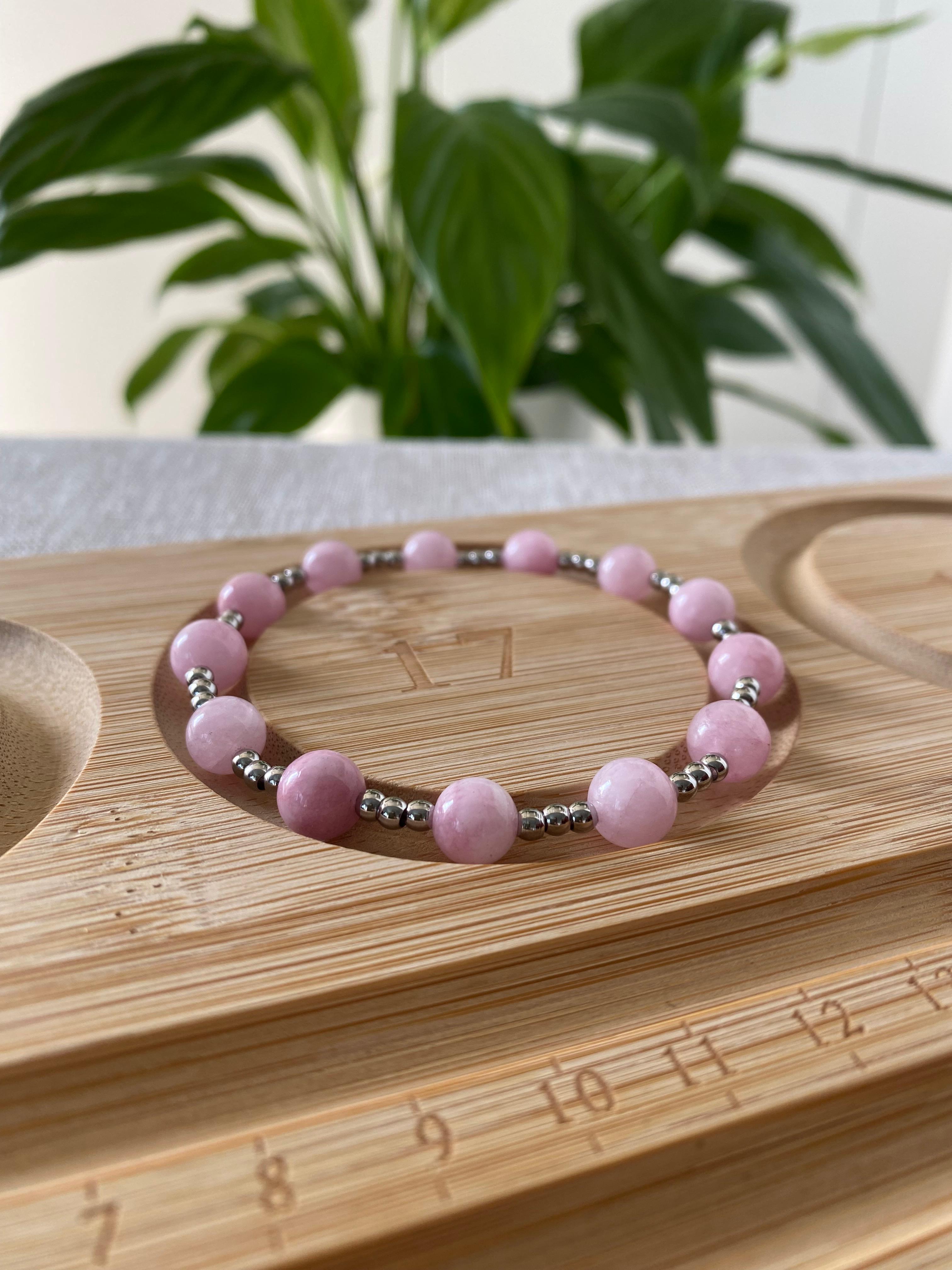 Bracciale in luce diffusa vicino a una pianta