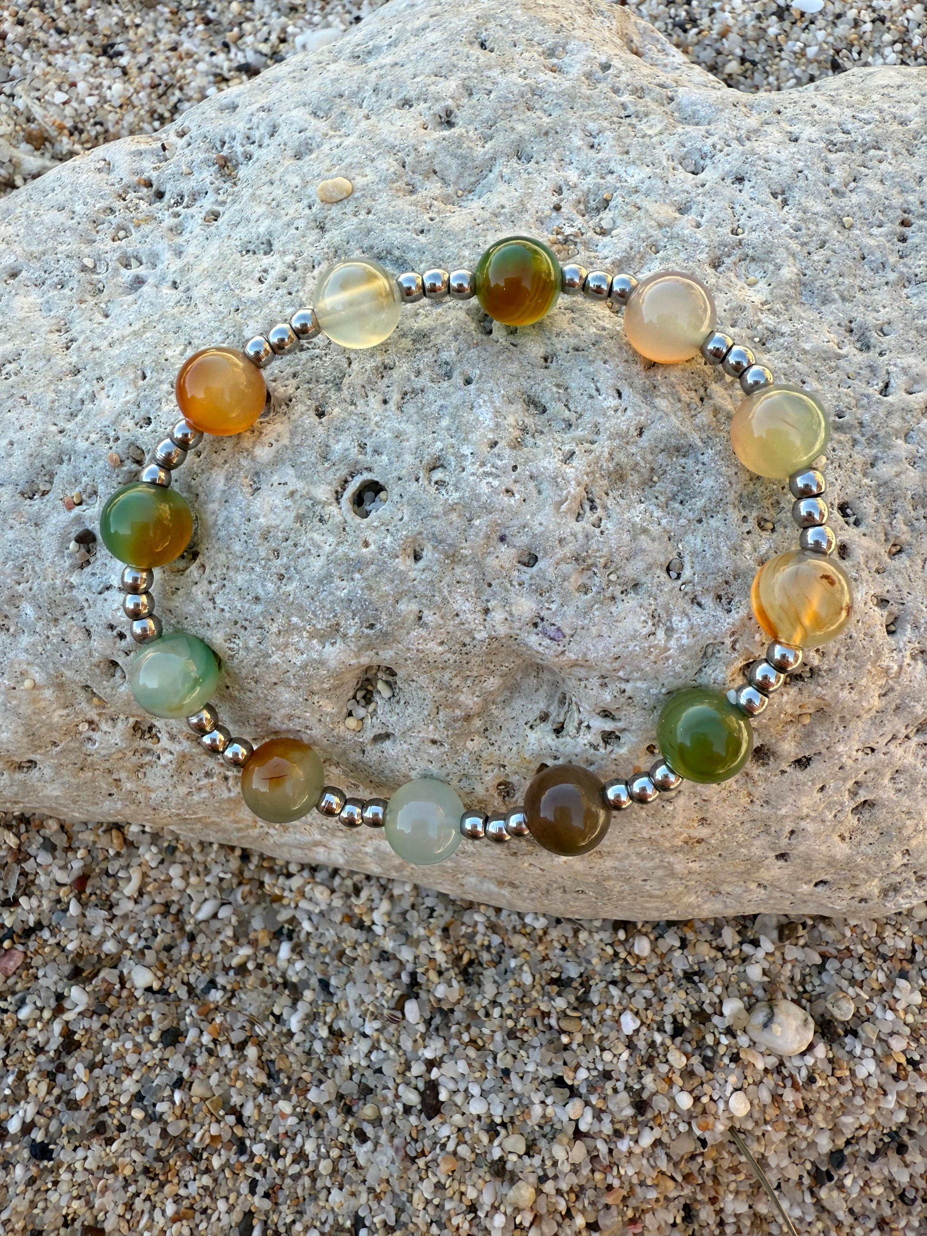 Bracciale fotografato su roccia