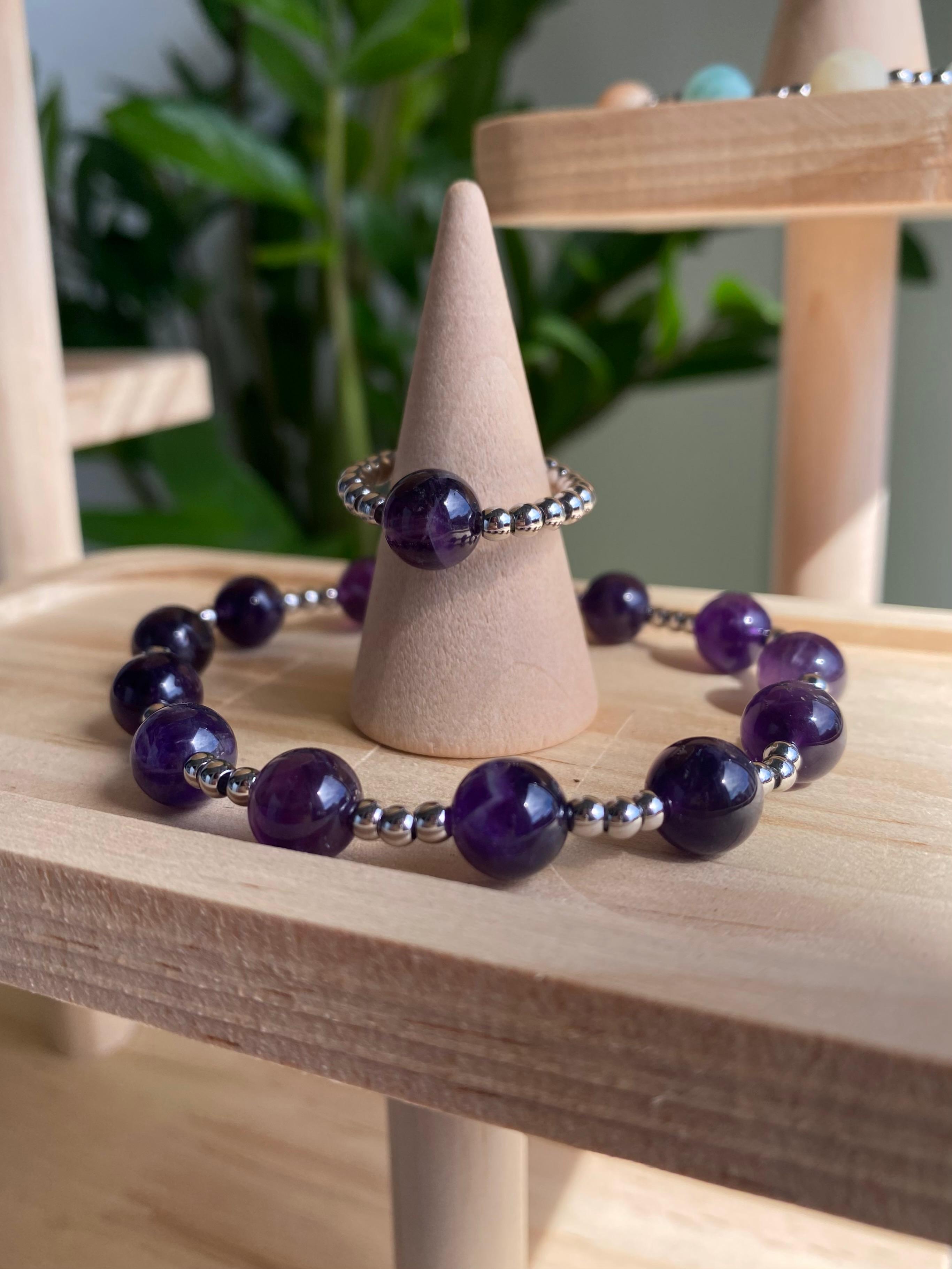 Esposizione di gioielli su supporto in legno