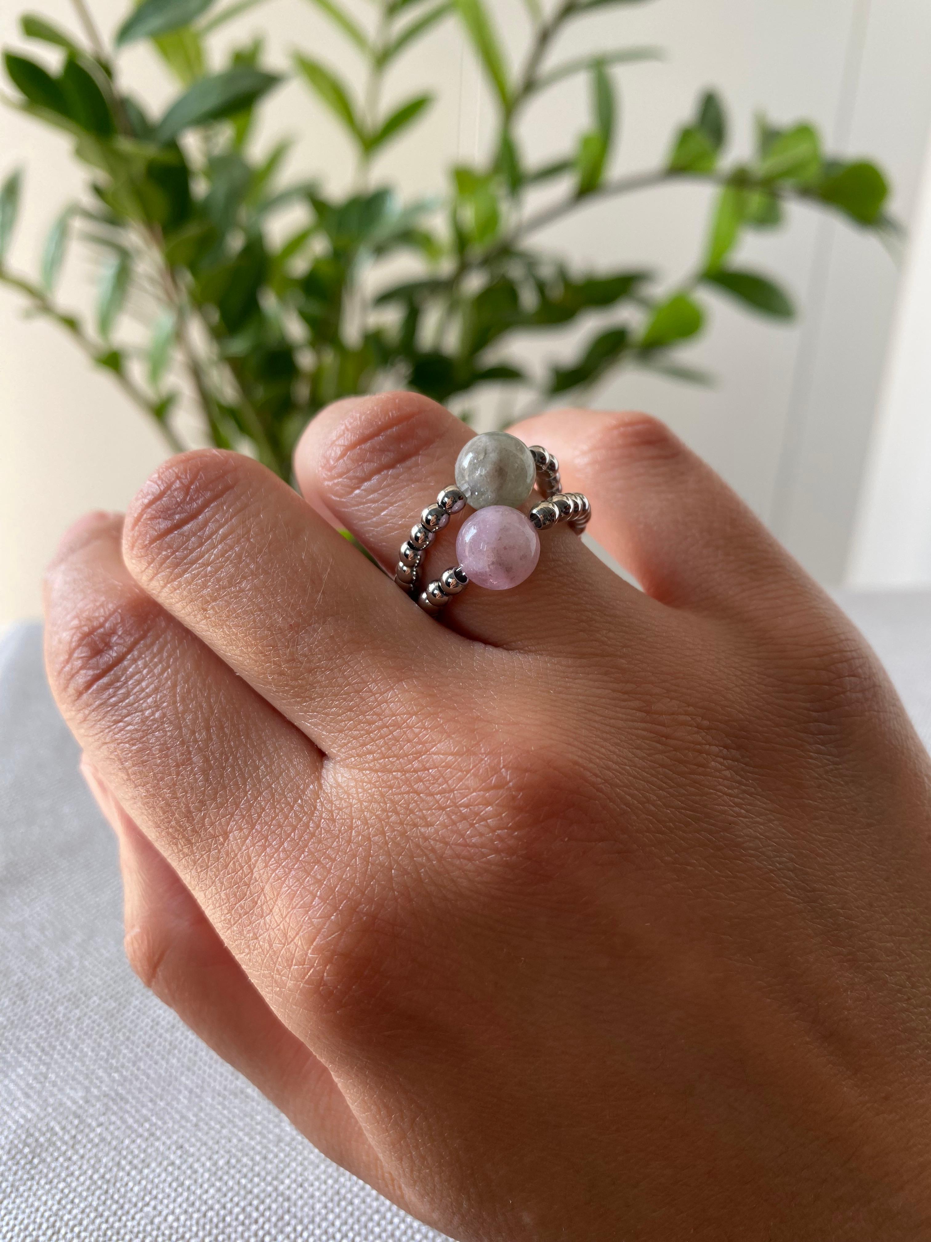 Due anelli indossati insieme