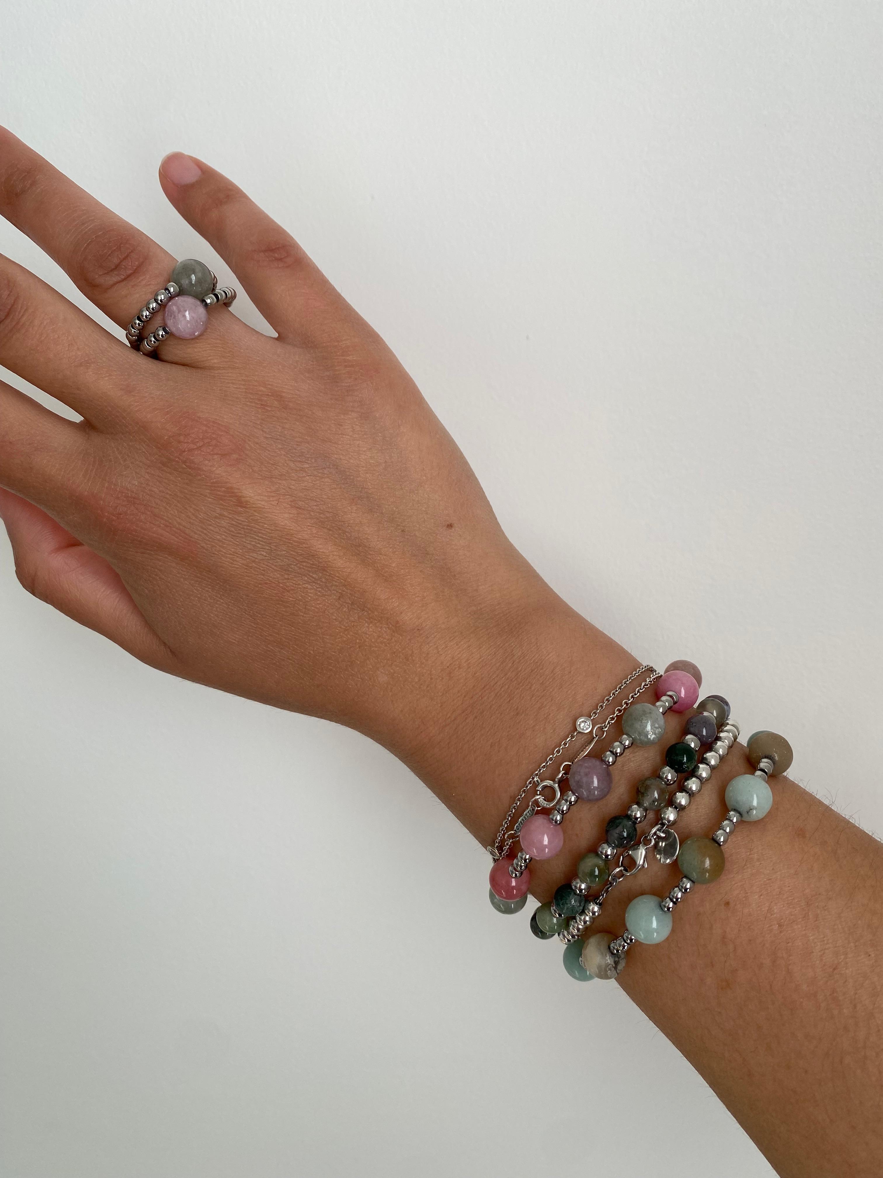 Set di anelli e bracciali fotografati insieme