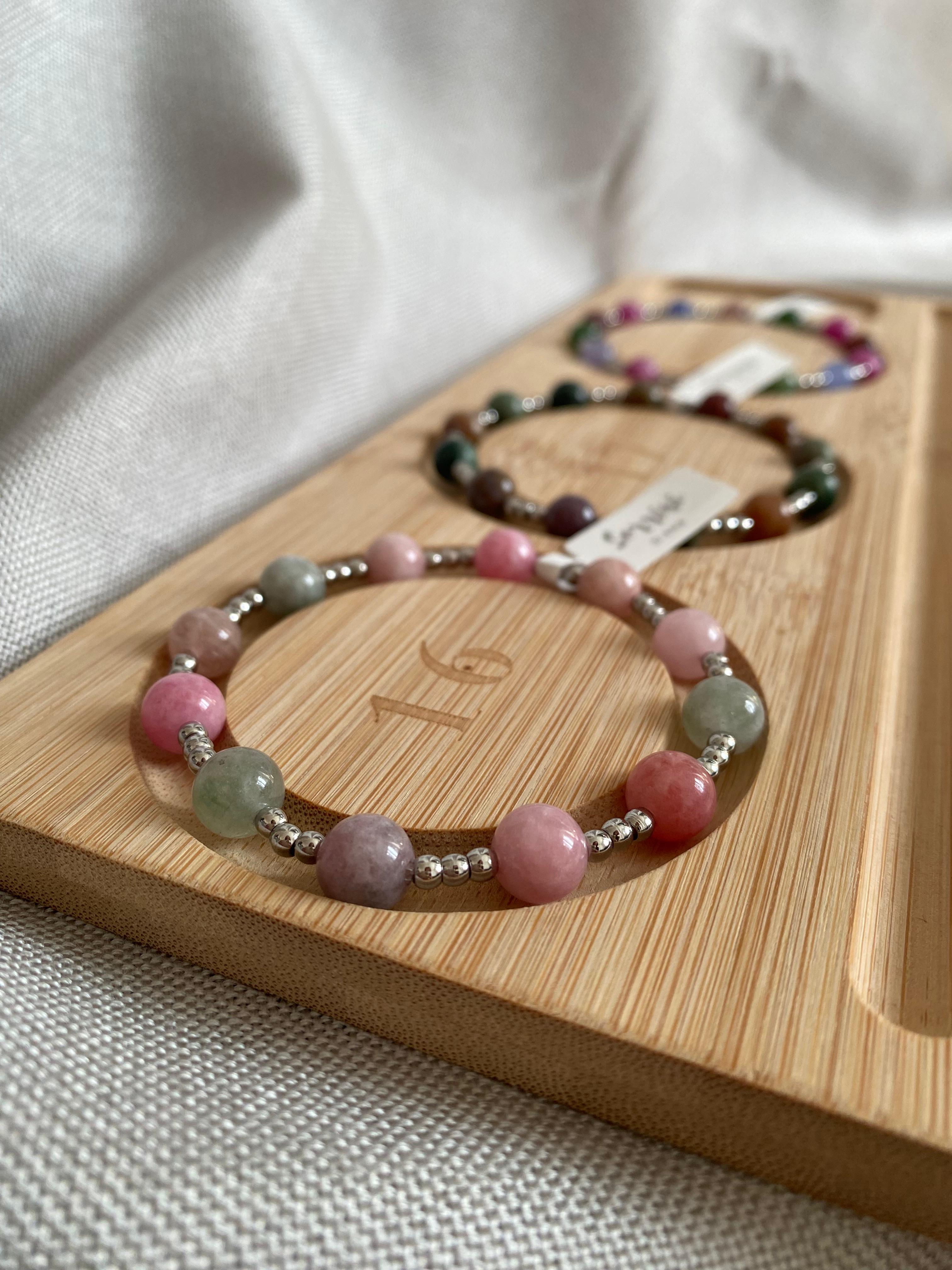 Serie di bracciali esposti in sequenza